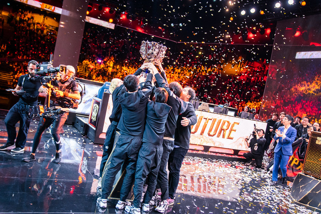 英雄联盟全球总决赛前瞻：LPL与LCK巅峰对决，JackeyLove对战Faker赛前预测分析